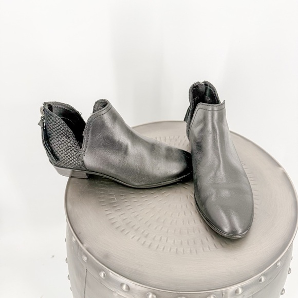 Kenneth Cole Black Ankle Boots - Picture 1 of 7